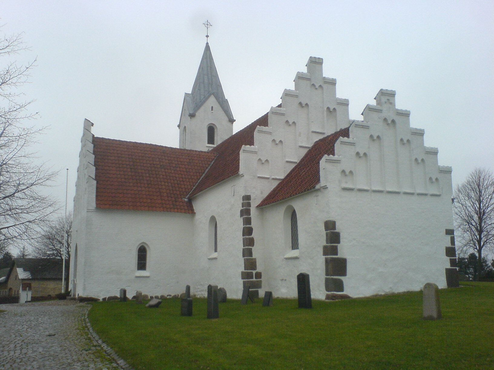 <a href="http://danmarkskirker.natmus.dk/uploads/tx_tcchurchsearch/Aarhus_1549-1564.pdf" target="_blank">
      Årslev kirke, hvor Peder Mikkelsen Orsleffs far var præst<br>Tårnet og de kamtakkede gavle er af nyere oprindelse.</a>