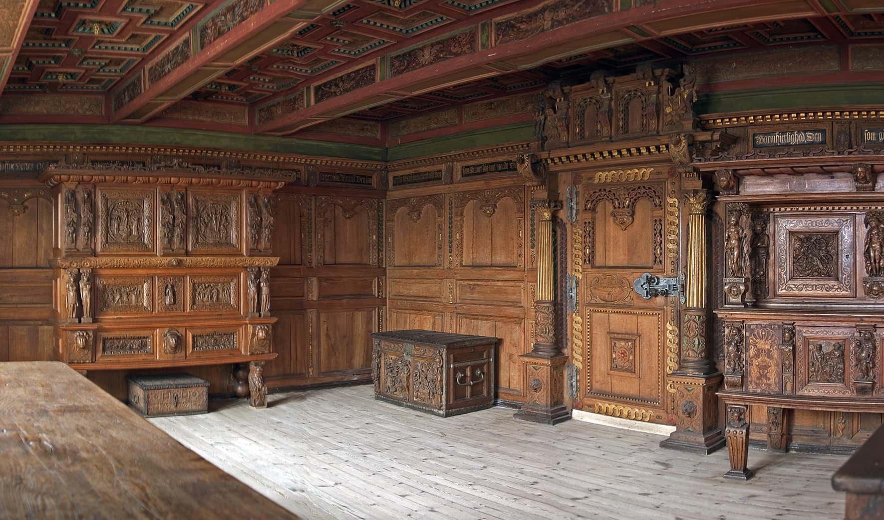 Velbevarede panelstuer fra renæssancen er meget sjældne. Aalborgstuen fra 1602 er uden sammenligning landets bedst bevaret borgerlige interiør fra den tid. Navnet kan måske give indtryk af, at stuen har haft en slags officiel status, men det er ikke tilfældet. I virkeligheden har mange af byens borgere haft tilsvarende stuer, og det er en tilfældighed, at det netop er dette rum, som er blevet bevaret til vore dage.<br><a href='https://nordmus.dk/aalborgstuen-1602/' target='_blank'>Kilde: Aalborg Historiske Museum</a>