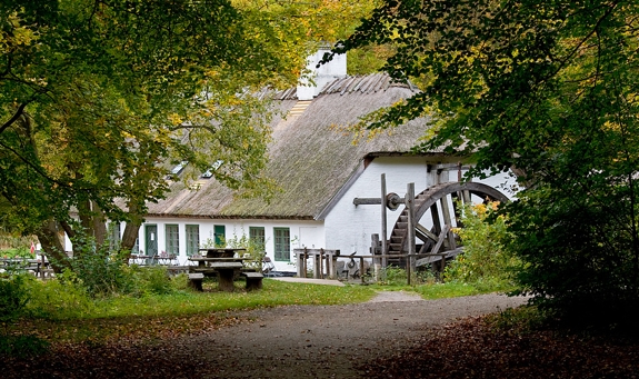 <a href="http://http://www.hammermollen.dk" target="_blank">Hammermøllens nuværende bygninger er opført i 1765</a>