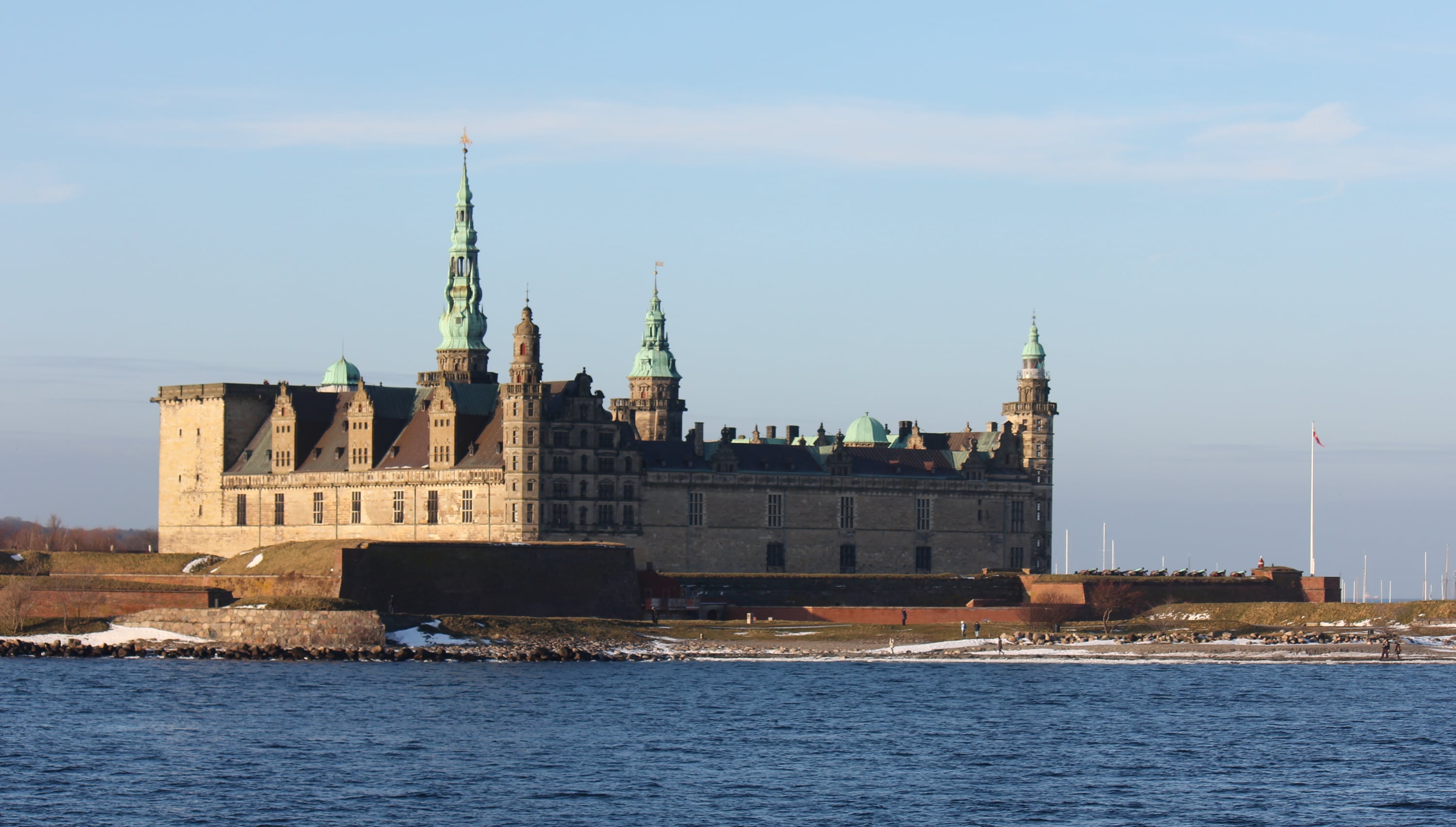 <a href="http://kongeligeslotte.dk/da/slotte-og-haver/kronborg-slot.html"
      target="_blank">Kronborg slot</a>